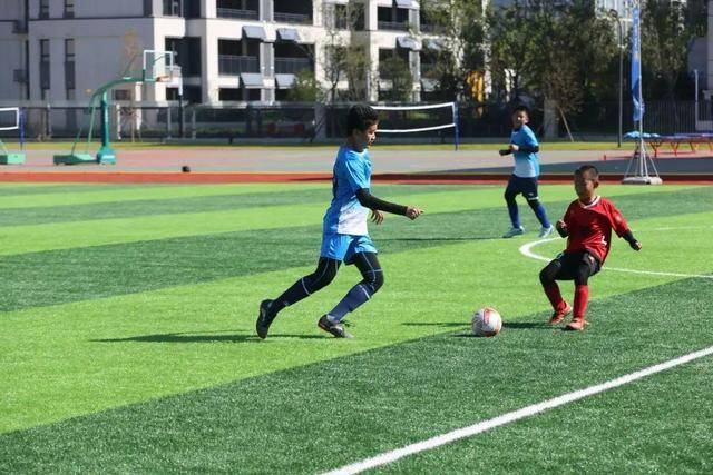 周娅菲担任三亚亚沙会闭幕式中国体育代表团旗手